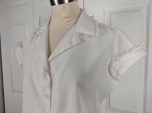 chemisier en poly blanc des années 1970 vintage avec garniture en dentelle blanche. Nikki.