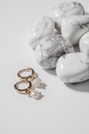 Cerceaux de perles, boucles d'oreilles huggie, boucles d'oreilles en perles, boucles d'oreilles en or, boucles d'oreilles perles, cadeaux de demoiselle d'honneur, boucles d'oreilles, cadeaux d'anniversaire, boucles d'oreilles