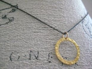 Collier oxydé Gold Ring- Collier d’anneau martelé, collier argenté oxydé, collier de chaîne oxydé, collier délicat, collier de couche