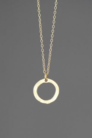Collier de pendentif de cercle d'or - collier d'or martelé - collier de couche d'or - bijoux minimalistes