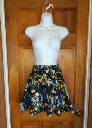 Jupe noire de pinup floral de cercle