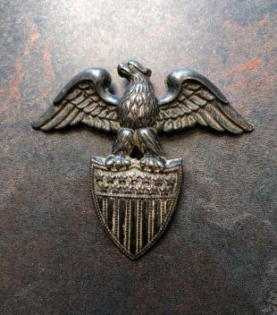 US Navy Officer WWII (?) Visor Hat Badge Insignia Eagle avec Shield Vanguard Sterling Argent Incomplet