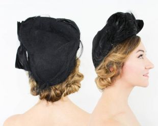 1940s Black Wool - Feather Hat (fr) Chapeau Black Feather Tilt des années 40 (fr) Ultra États-Unis