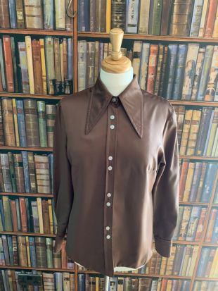 chemise vintage de chemisier en satin brun des années 1970