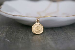 Collier de disque de Lotus d’or // Pendentif de fleur symbolique sur une chaîne remplie d’or de 14k - Collier de disque de Lotus de floraison - Bijoux en or Dainty