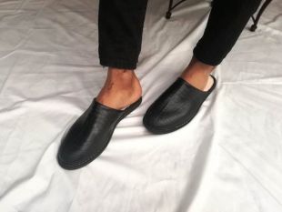 Les hommes SLIPPERS! Pantoufles marocaines, pantoufles en cuir faites à la main, chaussures en cuir homme, pantoufles noires, pantoufles confortables pour hommes, cadeau de Noel.