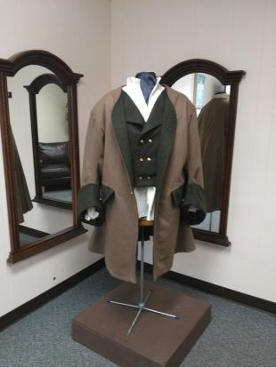 Costume parfait de manteau de pirate de renaissance pour un pirate ou un prince