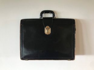 poche en cuir noir des années 70