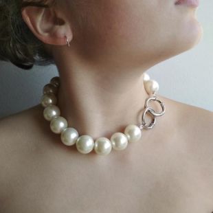 Oversized pearl chocker necklace with round toggle clasps