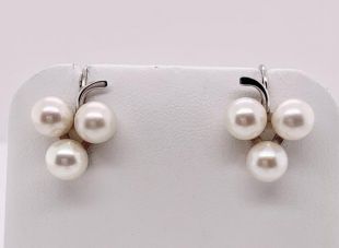 Vintage pair of 14k white gold Triple White Cultured Pearl Clover Screw Back earrings