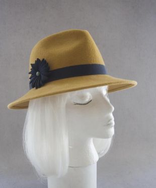 Fedora jaune moutarde. Chapeau femme w / cocarde ruban bleu marine. Large bord velours fourrure en feutrine. Chapeaux de dames. Street Style printemps accessoire.