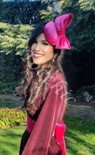 Coiffure fuchsia rose avec l'arc de velours, coiffure de mariage d'hiver, invité parfait de velours, maison mère de mariage d'hiver de soirée
