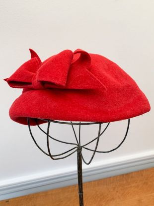vintage des années 1950 framboise rose chapeau de pillbox en feutre avec arc, chapeau de mode des années 50, Taille M/L