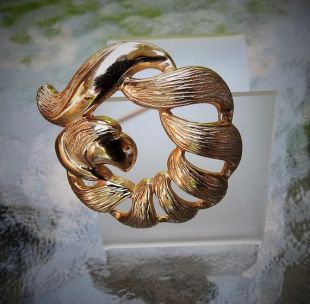 vintage Mid Century Monet Gold Tone Modernist Abstract Art Nouveau Swirled Ribbon Wreath Brooch
