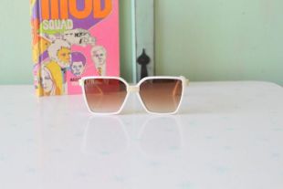 vintage années 1980 MOD GIRL Lunettes de soleil .... Fantaisie. lunettes de soleil grand objectif. Classique. Twiggy. designer vintage. lunettes de soleil blanches. Unique. Surdimensionné. NOS (en)