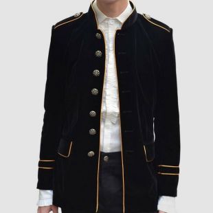 Veste noire de velours d’homme modèle militaire noir avec tuyauterie jaune, manteau gothique de mode d’hommes