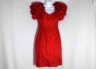 vintage Red Sheath Dress, Brocart rouge des années 1980 avec volants d’épaule en satin, V-Neck, Above the Knee, Taille 5, Zum Zum