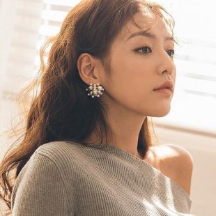 Boucles d’oreilles Pearl Blossom Stud - PONY Syndrome Park Hye-Min Boucles d’oreilles - Mode coréenne - Demoiselle d’honneur - Cadeau - Boucles d’oreilles uniques - Feux d’artifice de perles