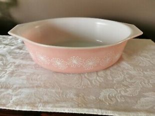 Pyrex Pink With White Daisy's Oval Casserole Dish 2.1/2 Quart
