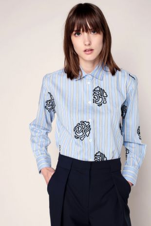 Chemise bleue rayée fleurs noires brodées