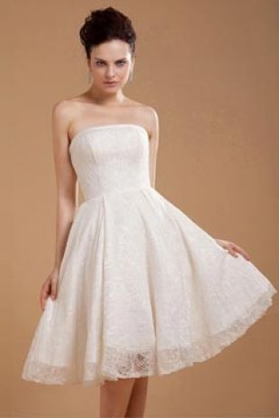 Petite robe blanche courte en dentelle bustier vague