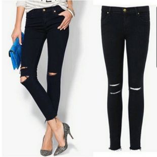 Dis­tressed An­kle Jeans