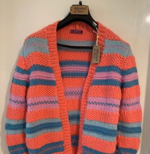 Cardigan tricoté à la main en mélange de laine mérinos. Design