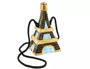 Carrie Bradshaw Uses Eiffel Tower Bag as Urn in AJLT Season Finale