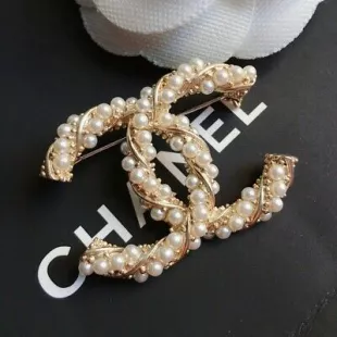 Chanel - Chanel brooch pearl