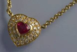 collier pendentif cœur en or rubis et diamants