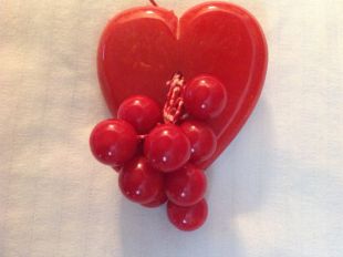 Badge vintage coeur rouge avec cerises en bakélite