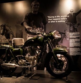 Triumph TR6 Tro­phy of The Great Escape in The Triumph Fac­tory Visi­tor Expe­rience