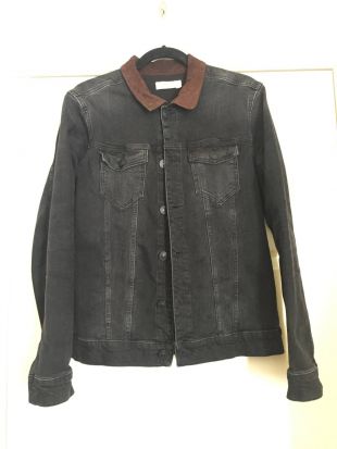 Brown collar denim jacket worn by 