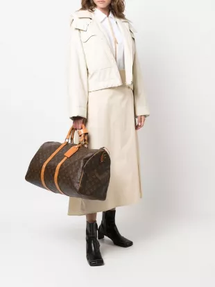 Bolso Louis Vuitton Keepall usado por Daphne Sullivan (Meghann Fahy) como  se ve en la serie de televisión The White Lotus (Temporada 2, Episodio 4)