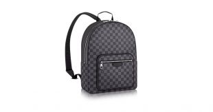 The backpack Louis Vuitton of The Weasel in her video clip Yencli