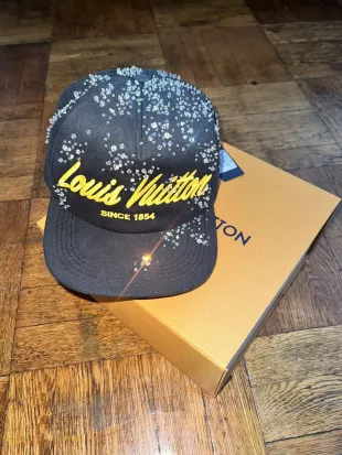 Louis Vuitton Black Crystal LV Scripts Sombrero usado por Ozuna en