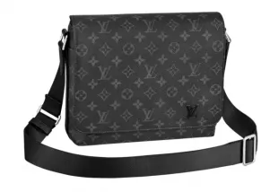 Louis Vuitton Black Monogram District Messenger Bag usado por Natanael Cano  en su cuenta de Instagram @natanael_cano