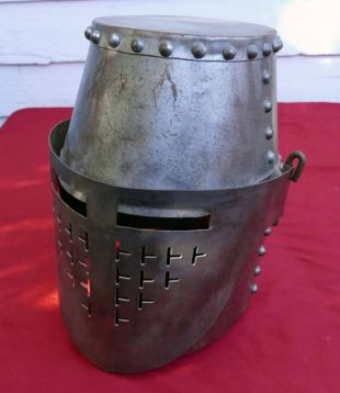 Casque de croisé médiéval métal unique
