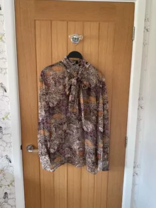 Print Shirt with Tie Neck Size 16/44