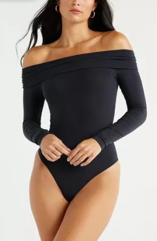 Sofia Jeans Seamless off the Shoulder Bodysuit worn by Sofía