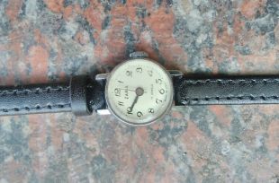 Petite montre Vintage Zarja de l’ère soviétique / Vintage mécanique montre Zarja   ronde montre avec bracelet noir