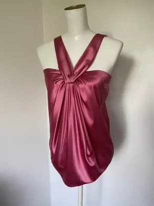 silk top with pleated detail on the front, opened in a slit in the back