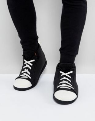 ASOS   Chaussons style baskets   Noir et blanc at asos.com