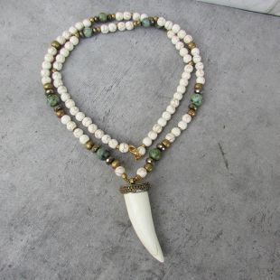 LCT INORIA Collier corne tribal chic, perles de howlite et turquoise africaine, collier long, pendentif griffe en os, gypsy chic, bohème