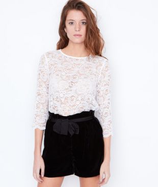 Top en dentelle, détail ajouré au dos  