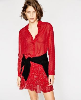 Chemise rouge à pois