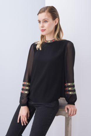 HAUT noir à broderies colorées