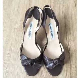 Brown leather peep-toe pumps