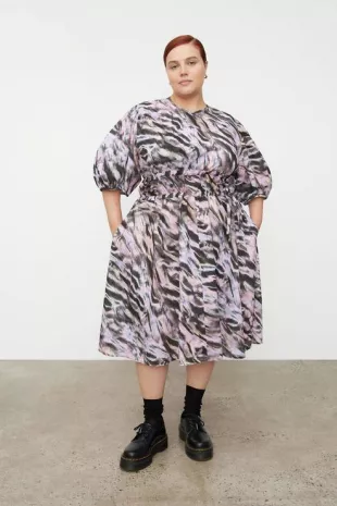 Kowtow Celeste Dress worn by Nic (Carrie Green) as seen in Under the Vines  (S03E01) | Spotern