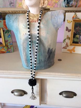 VENTE !  Collier en garde avante Iris Apfel. Collier ethnique.  Perles en bois noir et blanc, l’art vestimentaire pendentif ethnique, OOAK,